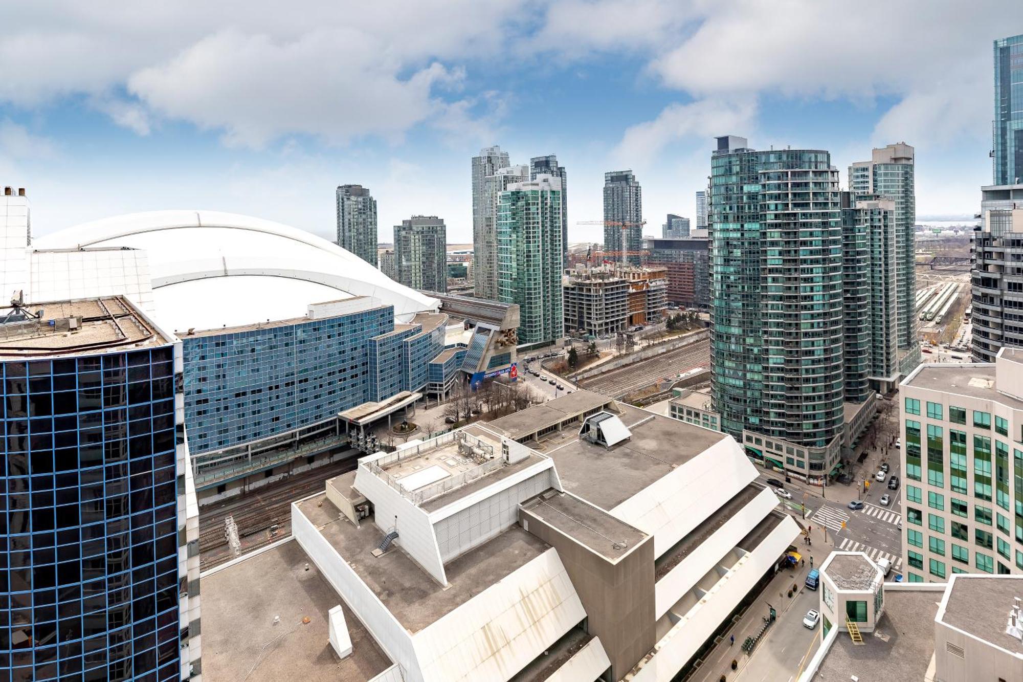 Centrally Located In The Heart Of Downtown Toronto Apartment Exterior photo