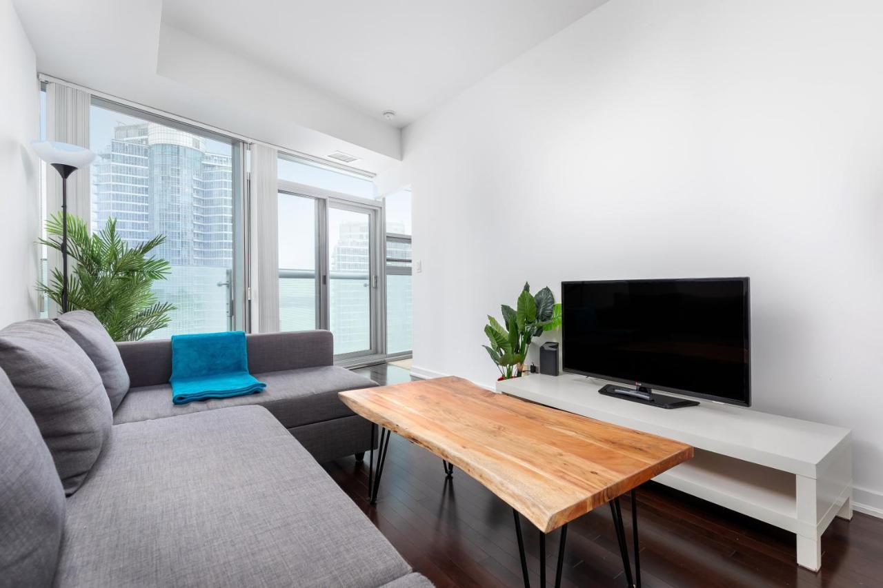 Centrally Located In The Heart Of Downtown Toronto Apartment Exterior photo