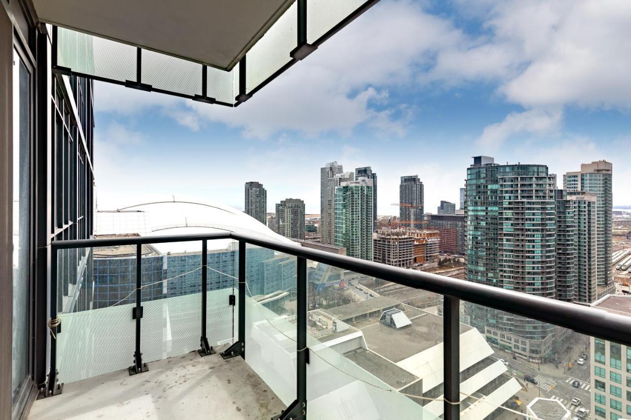 Centrally Located In The Heart Of Downtown Toronto Apartment Exterior photo