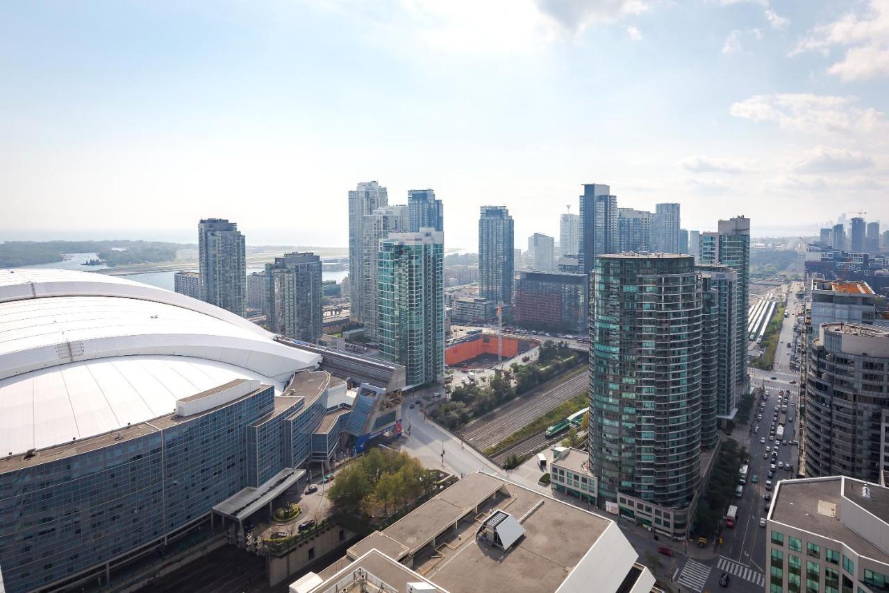 Centrally Located In The Heart Of Downtown Toronto Apartment Exterior photo