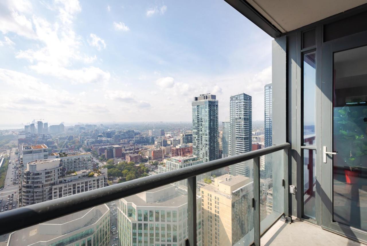 Centrally Located In The Heart Of Downtown Toronto Apartment Exterior photo